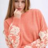 trui peach bloem op mouw