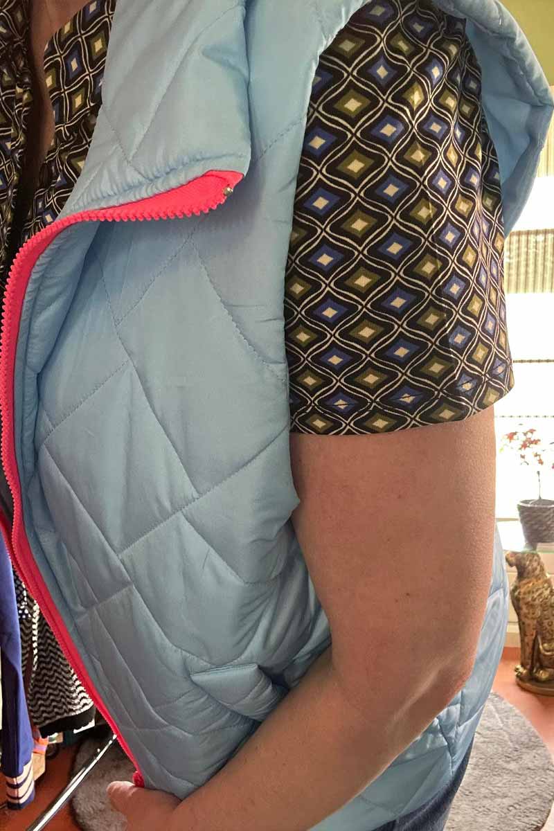 Alternative view of Gewatteerd Giletje met Rits - Lichtblauw